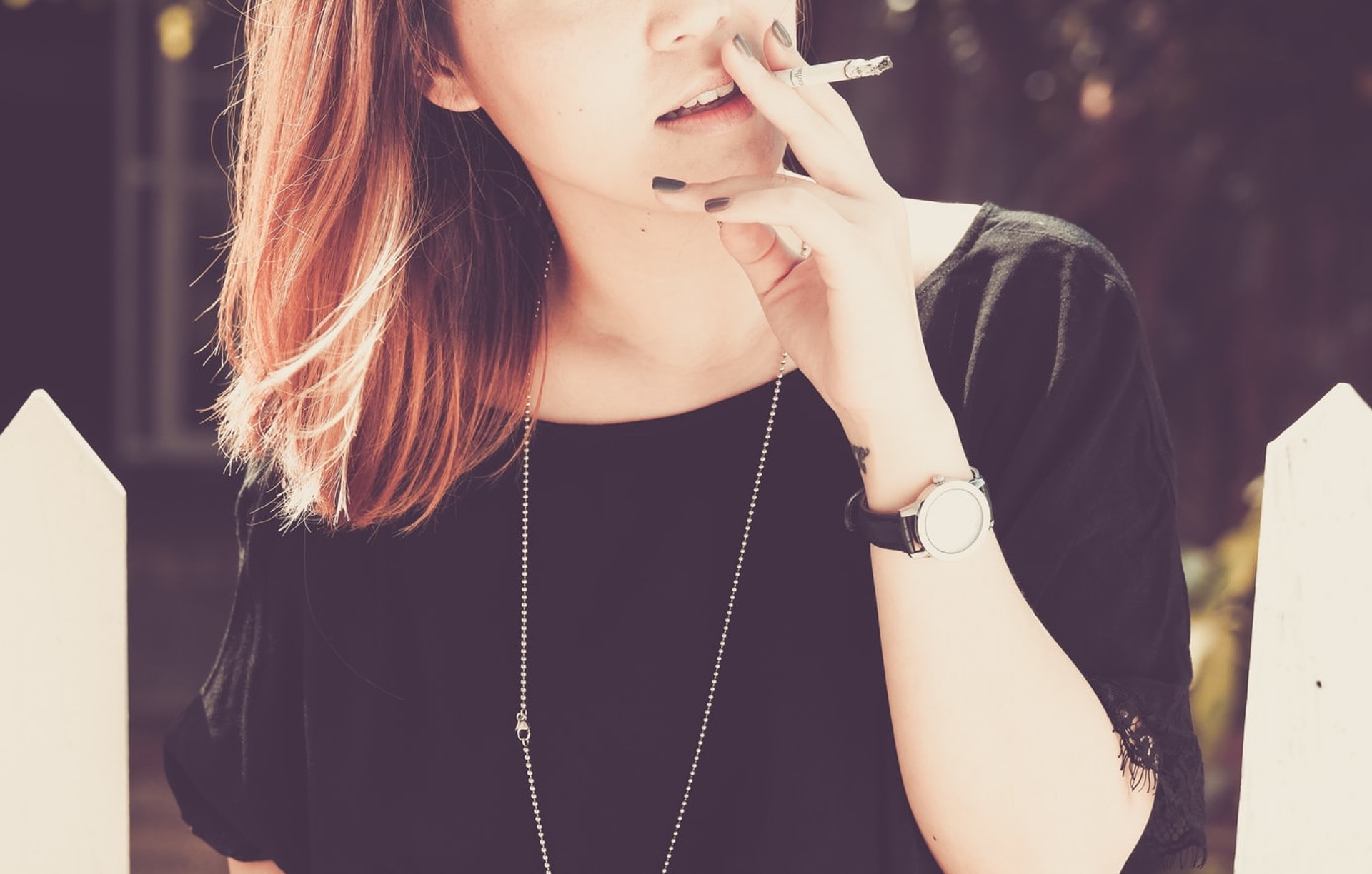 長期抽煙會令肌膚變得黯淡無光及出現暗沉色斑。(Thong Vo/Unsplash) 長期抽煙會令肌膚變得黯淡無光及出現暗沉色斑。(Thong Vo/Unsplash)