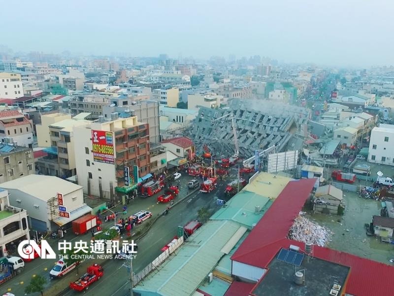 台南市災情嚴重，建築物倒塌，多人被困。（中央社）
