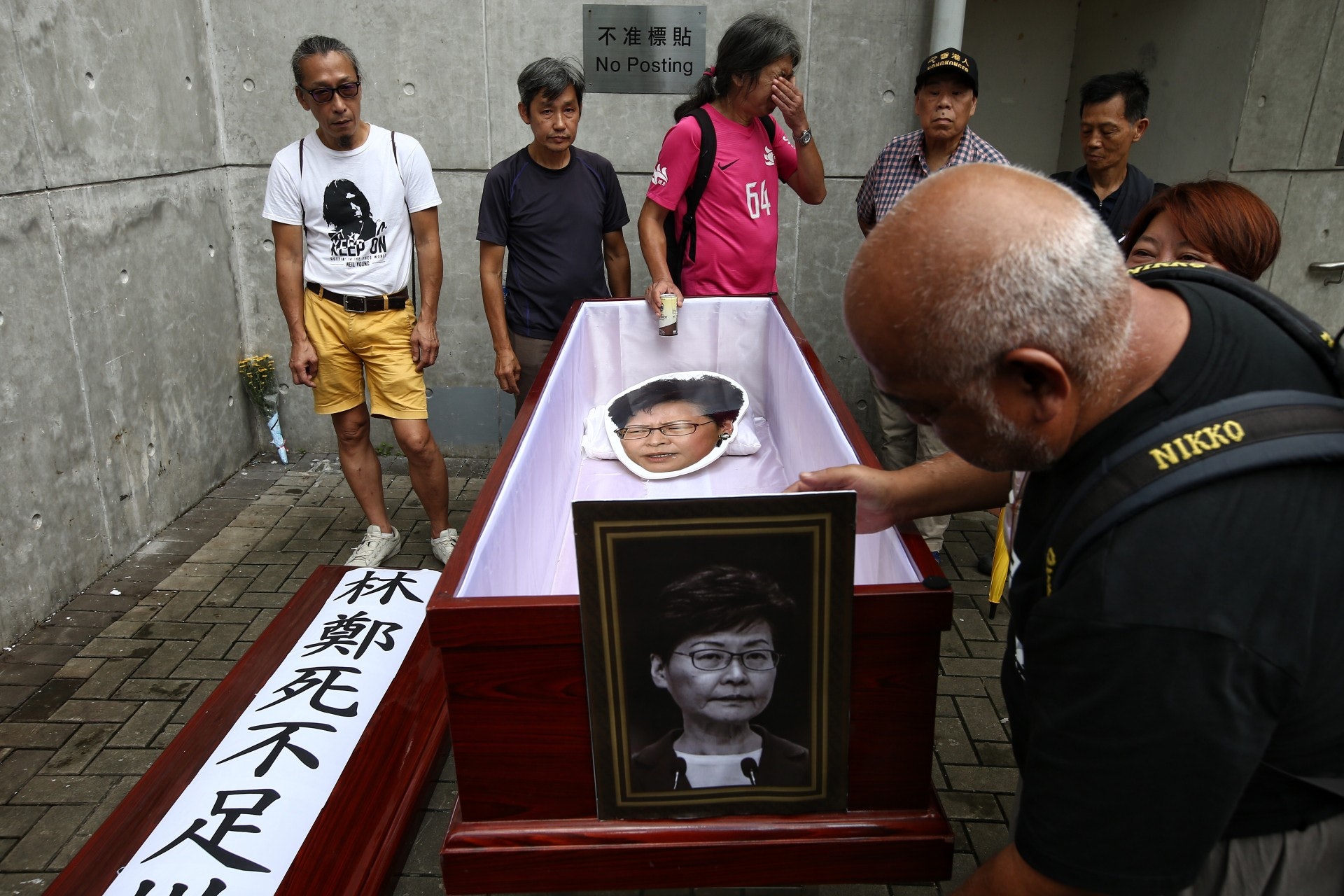 眾成員抵達特首辦後,先為近月數名因反對修例而輕生的市民默哀,然後再「蓋棺」。(羅君豪攝) 眾成員抵達特首辦後,先為近月數名因反對修例而輕生的市民默哀,然後再「蓋棺」。(羅君豪攝)