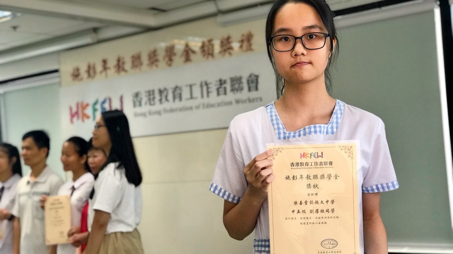基層中五女生盼為母分擔經濟壓力 憑努力奪獎學金買參考書、補習 基層中五女生盼為母分擔經濟壓力 憑努力奪獎學金買參考書、補習