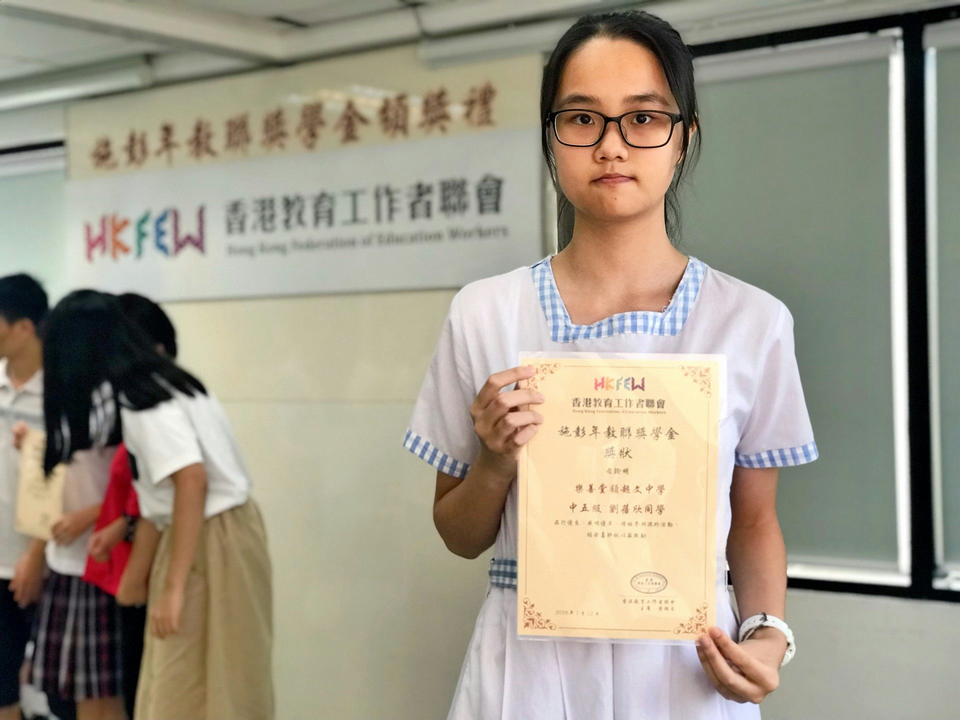 基層單親家庭出身的劉蓓欣考慮將部分獎學金去報英文補習班,務求在明年文憑試中考取佳績。(鄧穎琳攝) 基層單親家庭出身的劉蓓欣考慮將部分獎學金去報英文補習班,務求在明年文憑試中考取佳績。(鄧穎琳攝)
