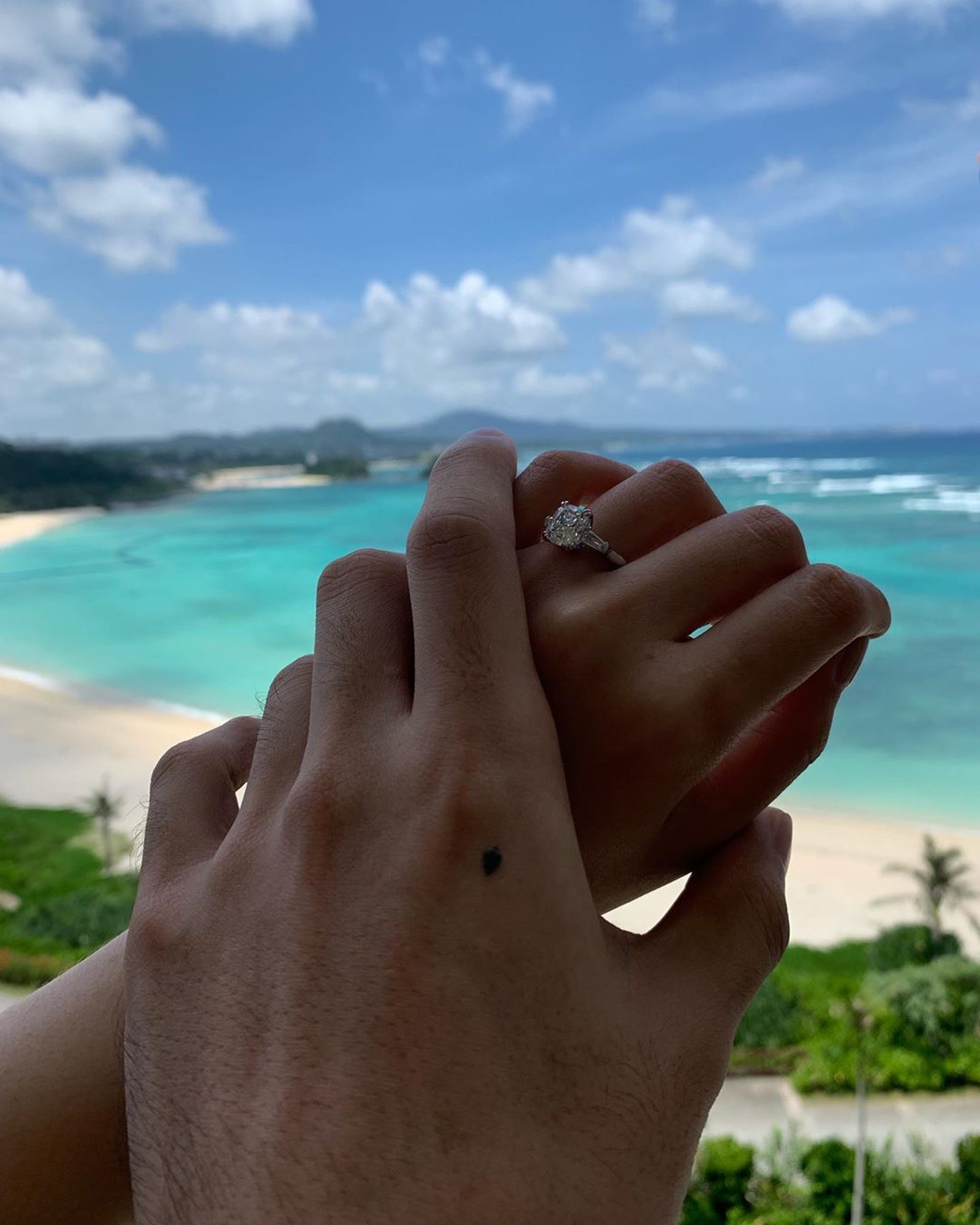 求婚戒指好大粒!(IG@rainie77) 求婚戒指好大粒!(IG@rainie77)