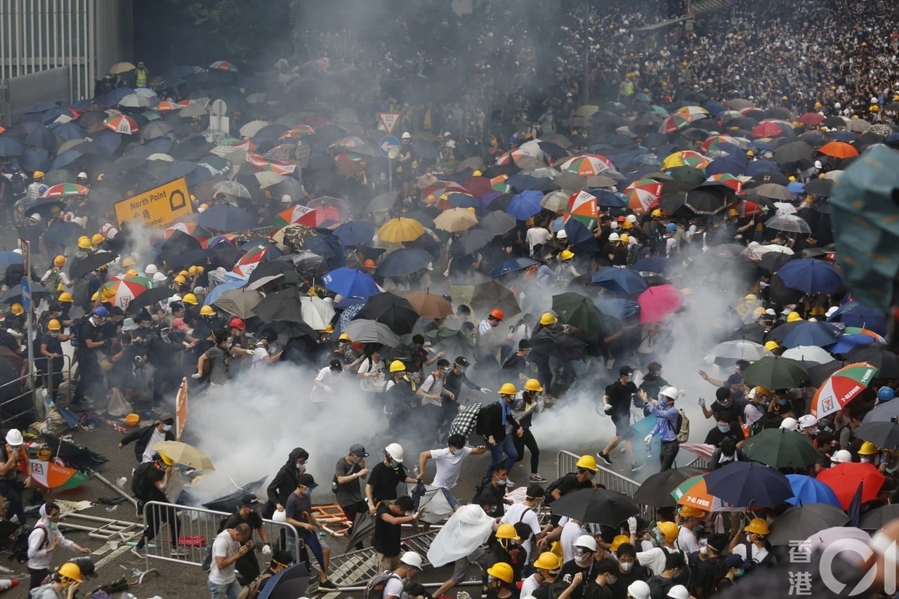 6月12日發生的警民衝突，警方其後表示當日施放超過150枚催淚彈、20發布袋彈及數發橡彈子彈。對於當日衝突的定性，當局一直有多個說法。（資料圖片 / 張浩維攝）