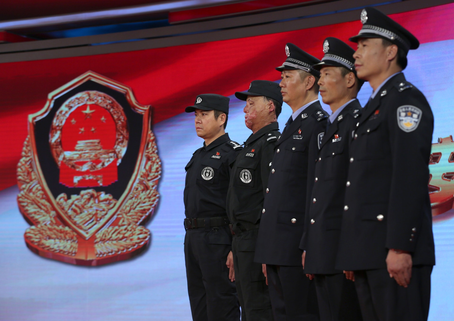 《人民警察法》修訂草案稿從原有的52條增加至109條。 (新華社) 《人民警察法》修訂草案稿從原有的52條增加至109條。 (新華社)