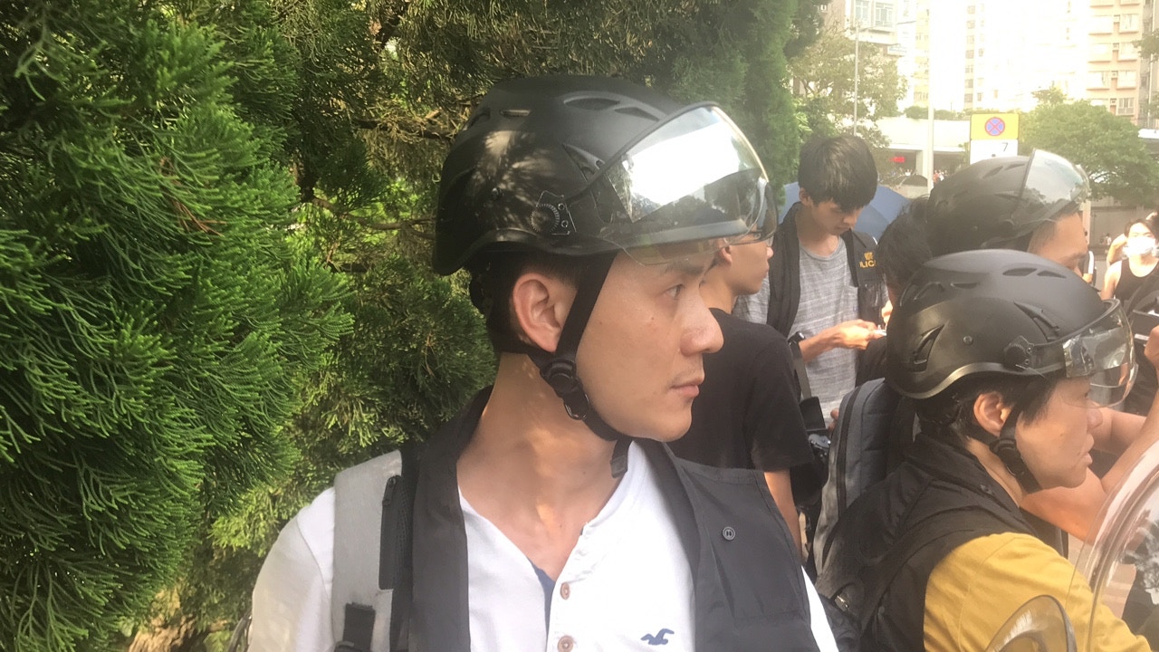 多名警員無戴委任證遭示威者圍困。（莊恭南攝）