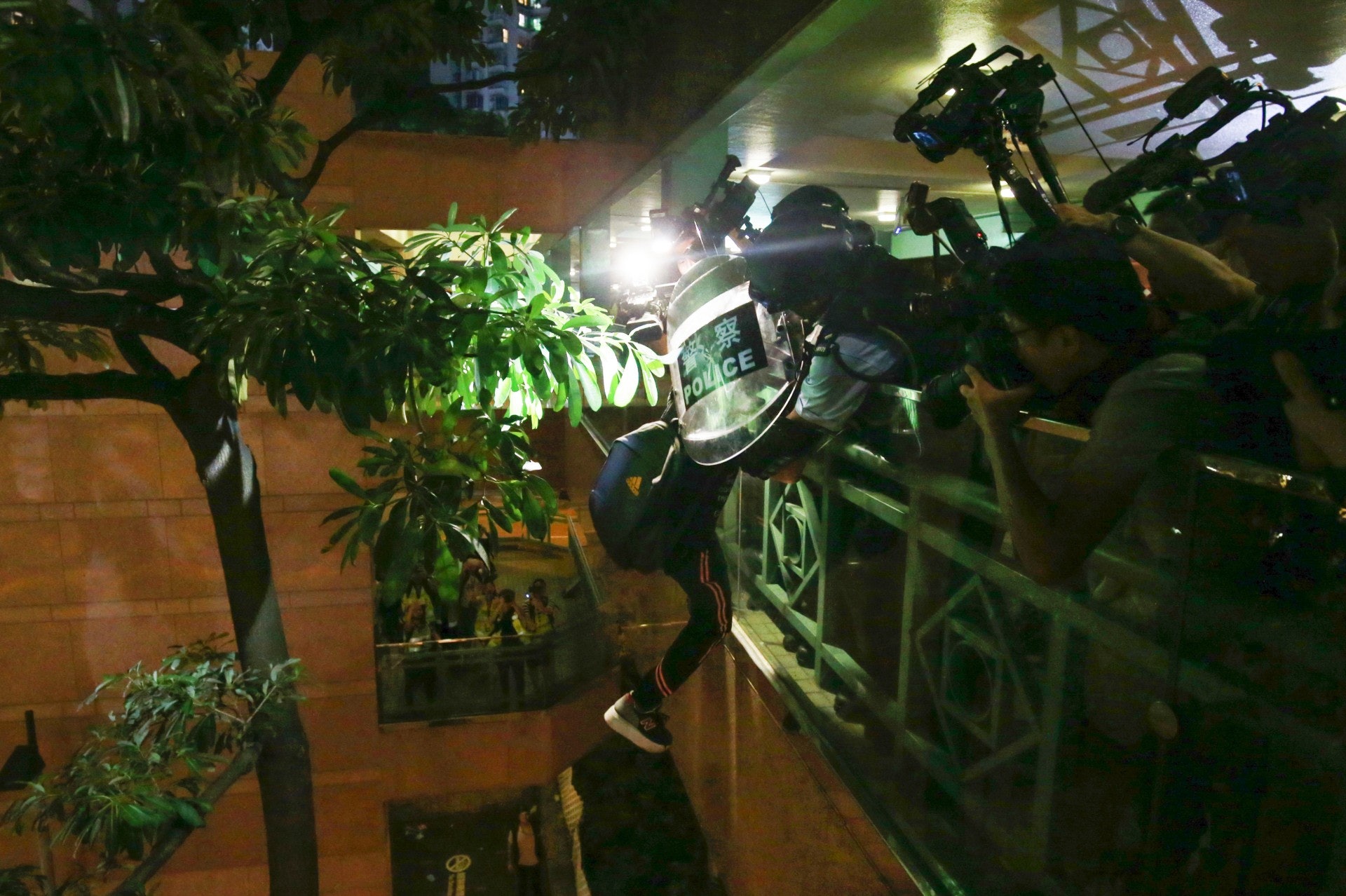 一名示威者疑因擔心被捕,情急之下跨出欄杆,幾乎從三層樓高的天橋墮下。(梁鵬威攝) 一名示威者疑因擔心被捕,情急之下跨出欄杆,幾乎從三層樓高的天橋墮下。(梁鵬威攝)