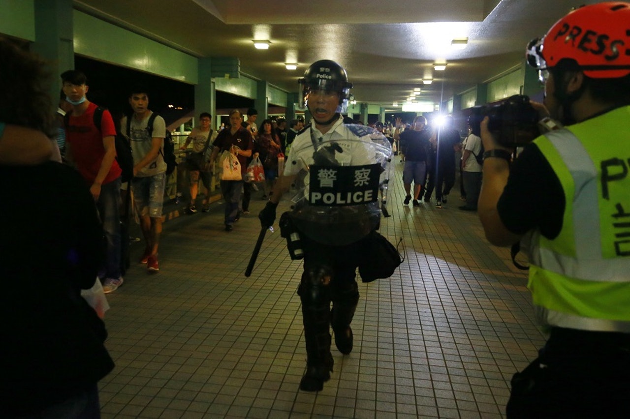 懷疑追打男子令一人險墮橋的警察。(梁鵬威攝) 懷疑追打男子令一人險墮橋的警察。(梁鵬威攝)