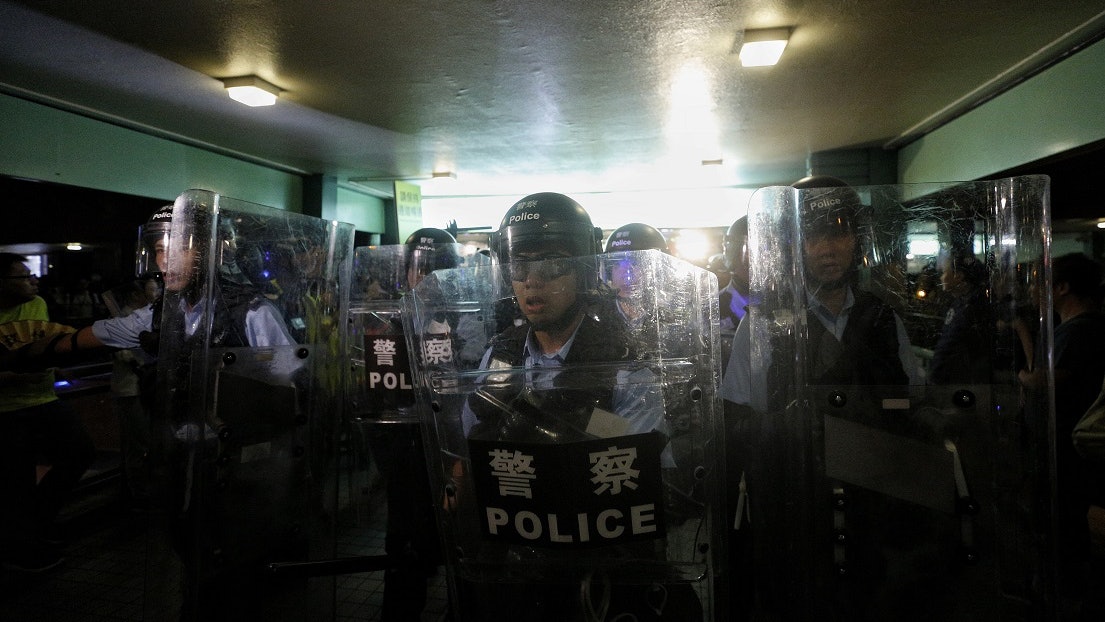 【光復上水】夜半無示威 警來回推進、封橋擾民 街坊斥如戒嚴 【光復上水】夜半無示威 警來回推進、封橋擾民 街坊斥如戒嚴