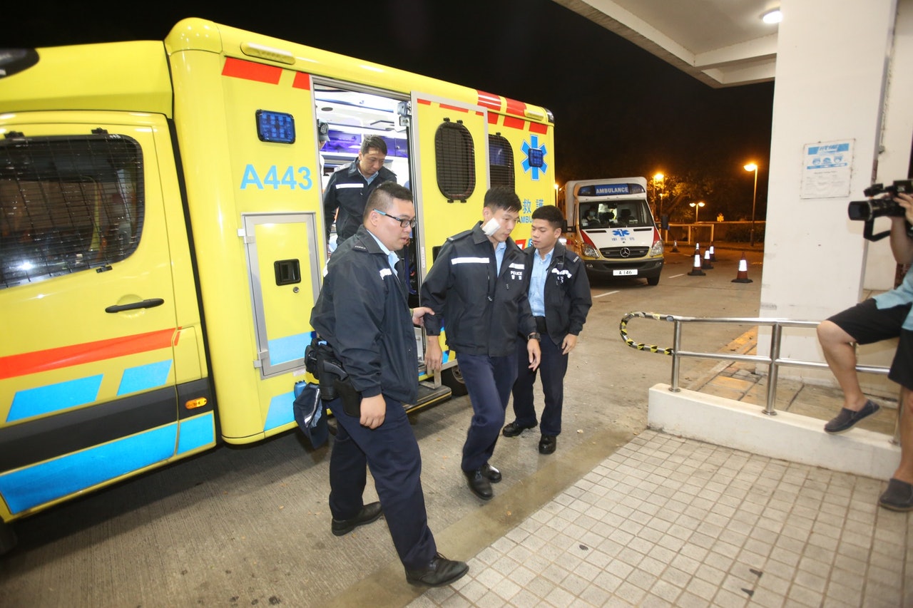 有警員面部受傷,由救護車送往那打素醫院治療。 有警員面部受傷,由救護車送往那打素醫院治療。