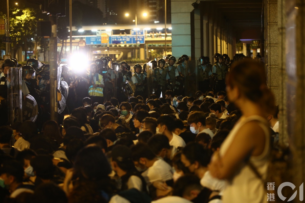 逃犯條例 屢遭警阻採訪辱罵推撞中彈受傷記者周日靜默遊行 逃犯條例 屢遭警阻採訪辱罵推撞中彈受傷記者周日靜默遊行