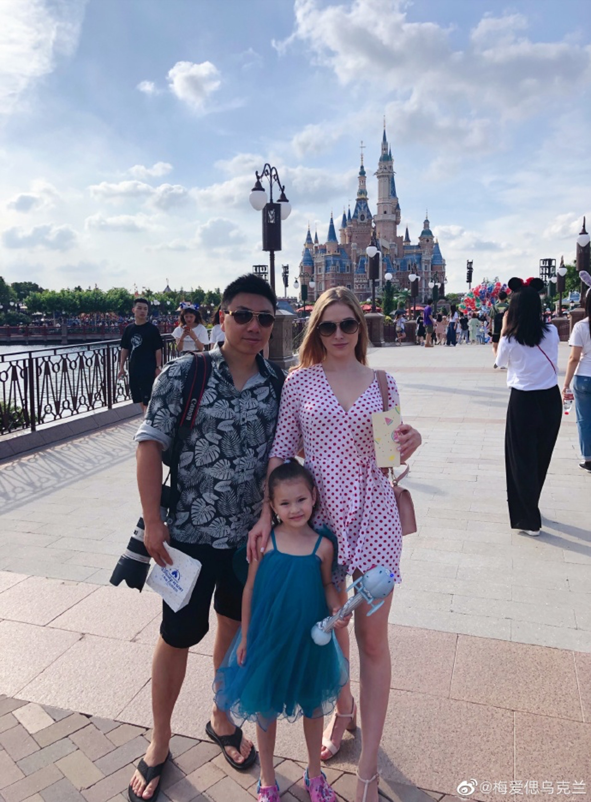 梅愛偲與妻子達莎梅及女兒早前到中國，更去了上海迪士尼。（梅愛偲微博圖片）