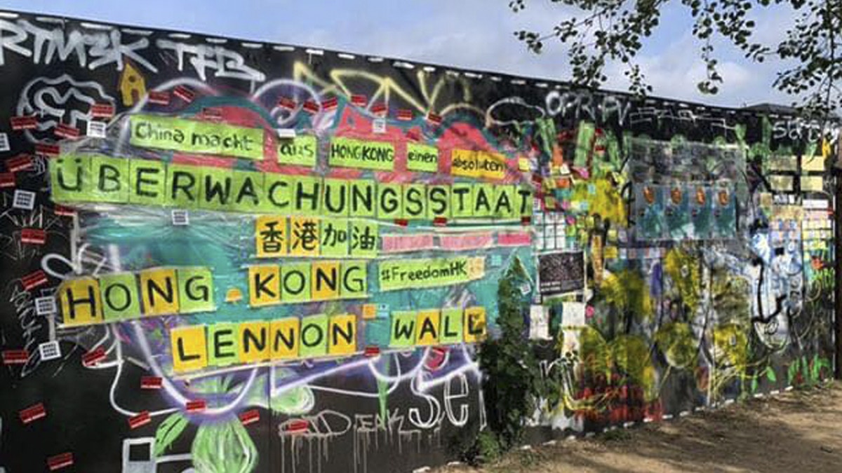 【連儂牆】柏林圍牆遺址貼滿香港打氣標語　發起人：世界在注視