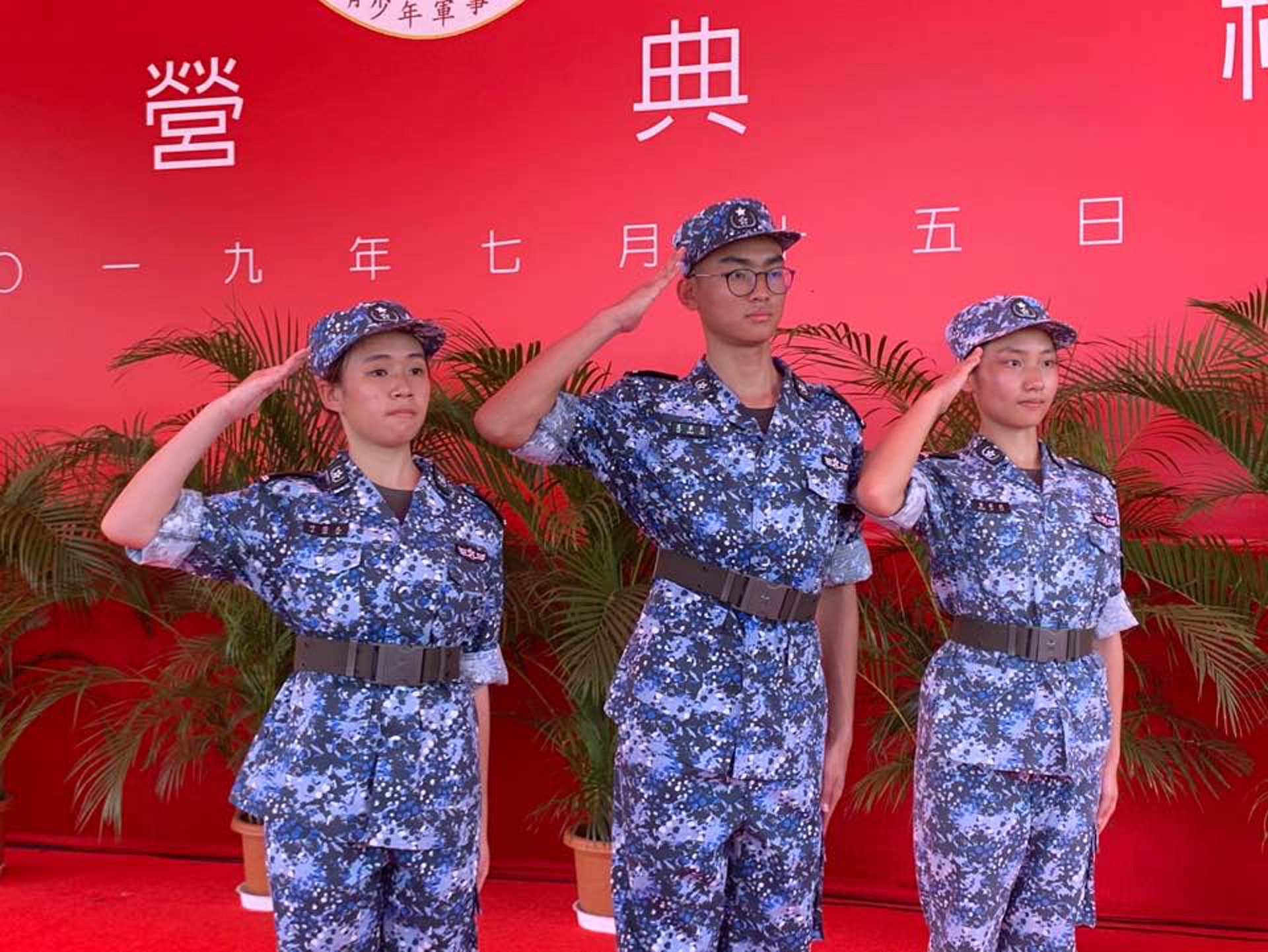 去年曾參與夏令營的黃家欣(右)和首次參與的聶卓堯(中),同樣期望將來可加入紀律部隊。(曾凱欣攝) 去年曾參與夏令營的黃家欣(右)和首次參與的聶卓堯(中),同樣期望將來可加入紀律部隊。(曾凱欣攝)