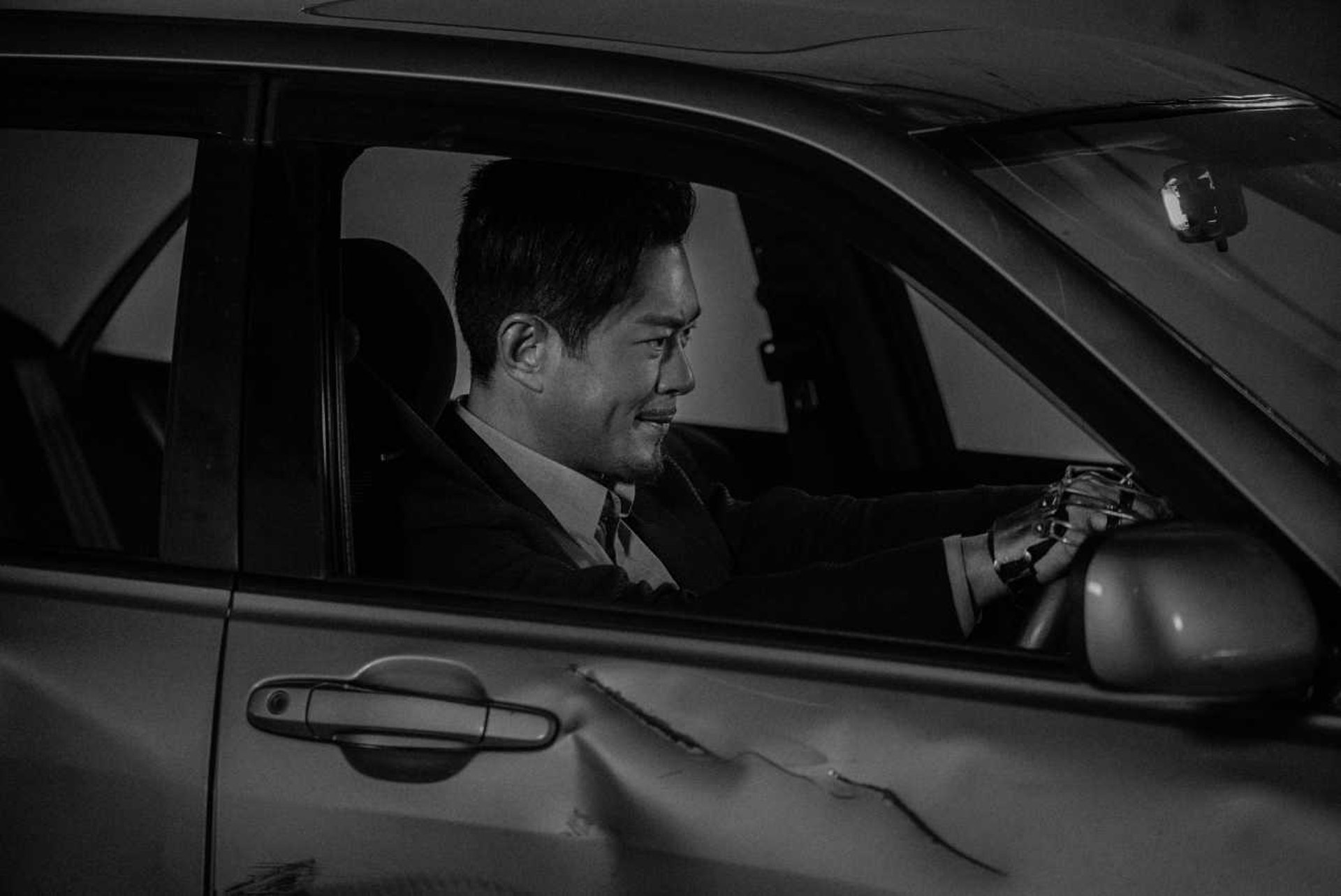 揸架車衝入地鐵站,然後經過售票處,再衝落月台。(《掃毒2天地對決》劇照)