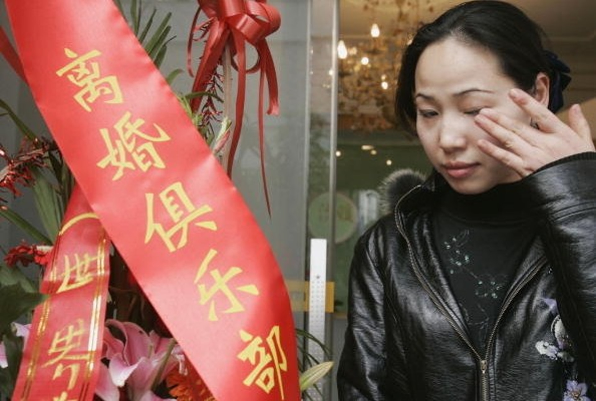 英媒稱,去年內地有380萬對夫婦離婚,圖為一位離婚婦女參加當地離婚俱樂部的開幕儀式。(Getty Images) 英媒稱,去年內地有380萬對夫婦離婚,圖為一位離婚婦女參加當地離婚俱樂部的開幕儀式。(Getty Images)
