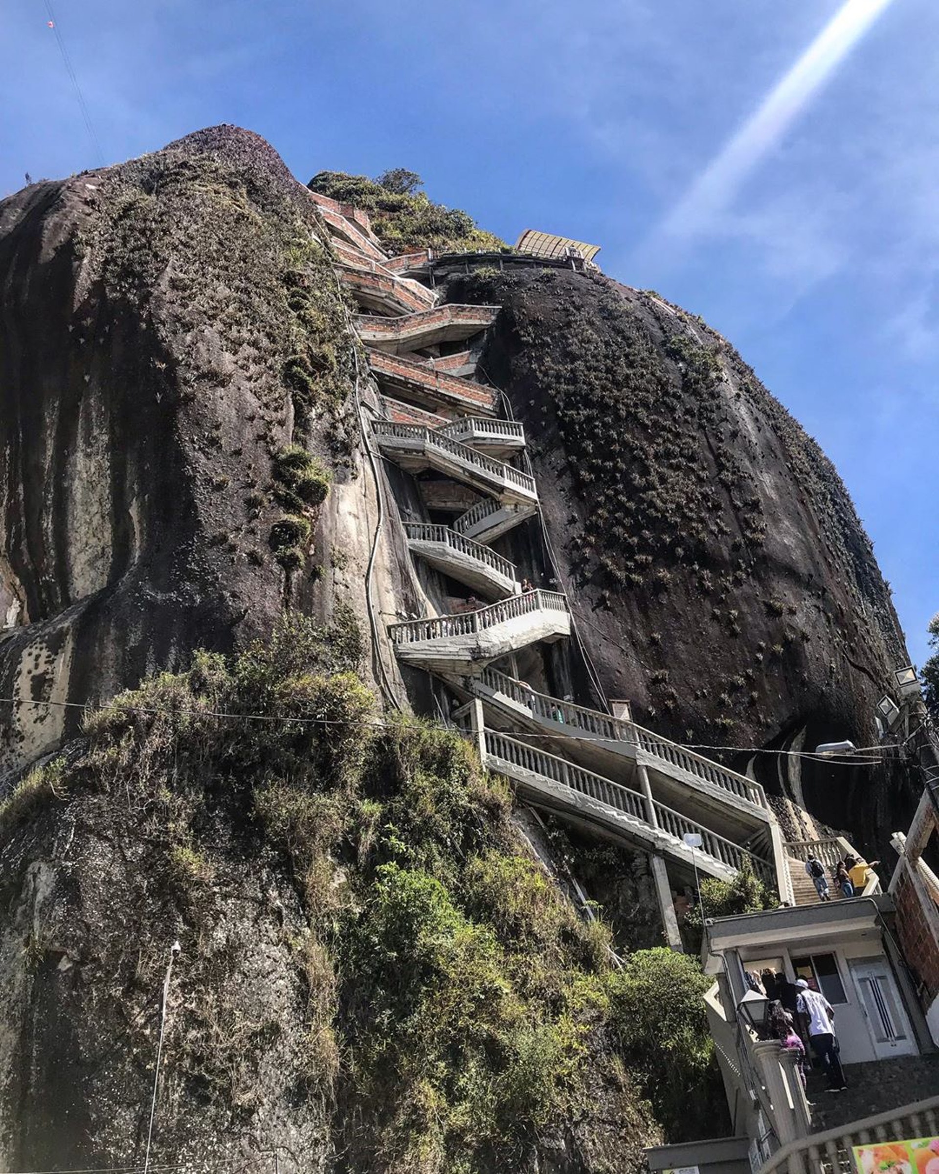 瓜塔佩還有一個相當知名的景點:瓜塔佩巨岩,如果有體力的話不妨上去爬爬659層階梯,從高處看看七彩的小鎮吧!(Instagram@elliebee173)