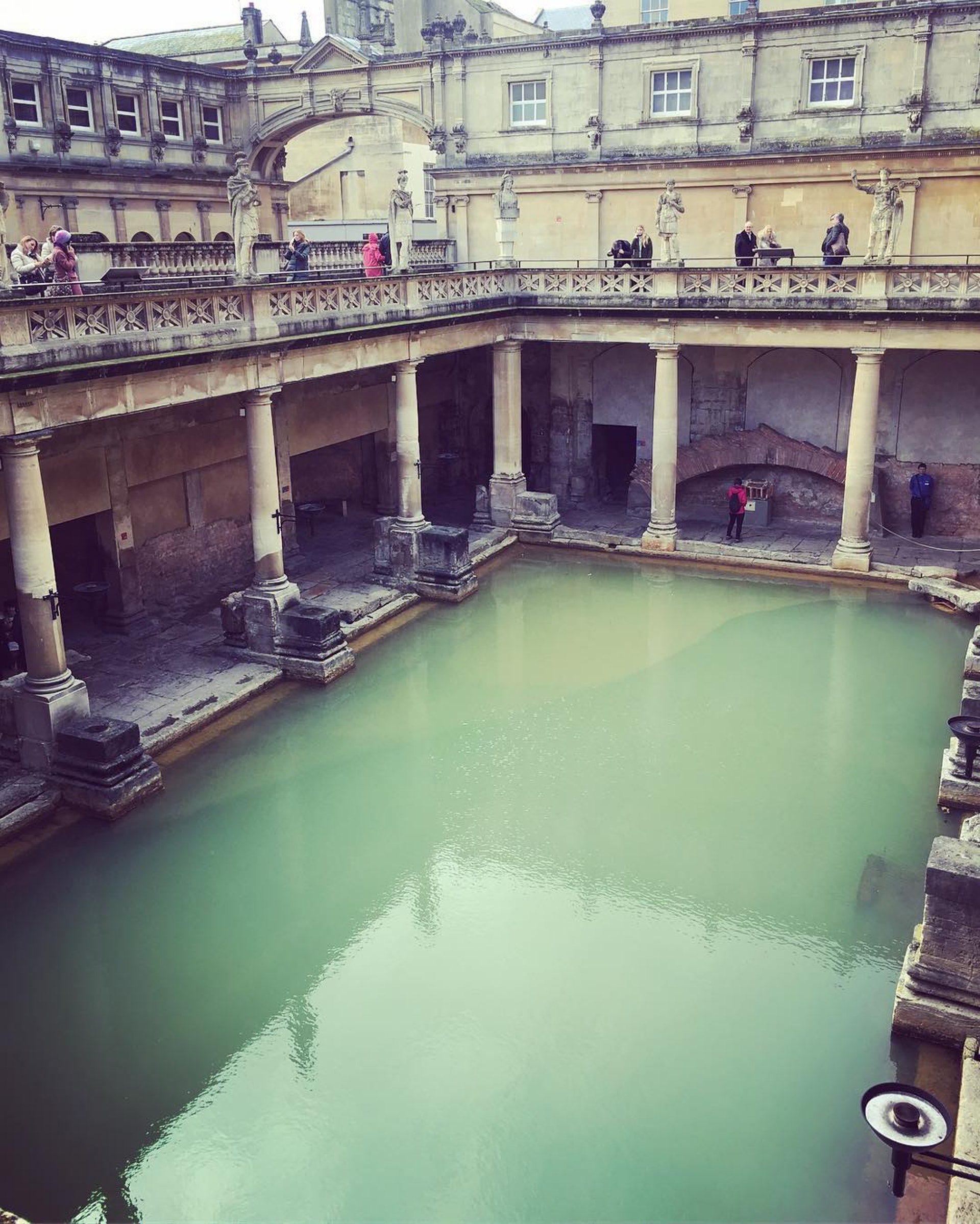 到了巴斯,可以去逛逛許多的景點,如:皇家新月樓、普爾特尼橋、羅馬浴場等。(Instagram@swen1016)