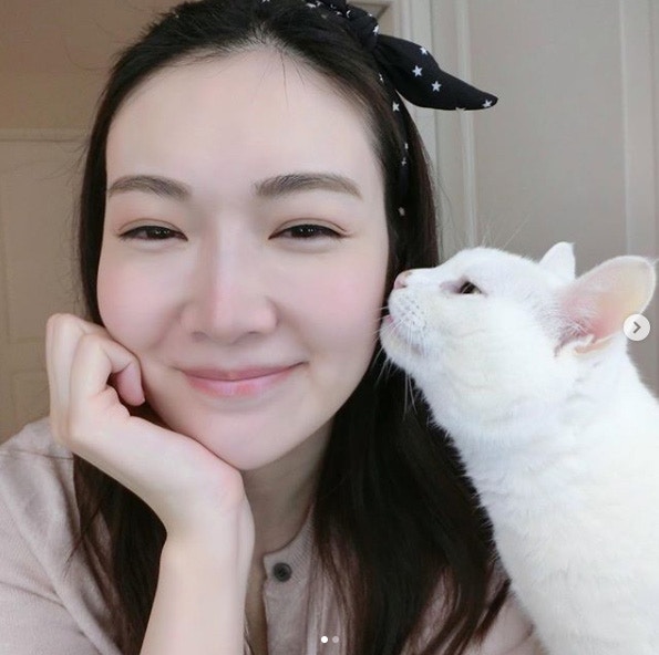 港姐冠軍葉翠翠曾表示,主人不應輕易棄養,只需注意生活習慣,保家居衛生,勤梳毛清理毛髮,便可以避免孩子出現敏感。(葉翠翠IG圖片) 港姐冠軍葉翠翠曾表示,主人不應輕易棄養,只需注意生活習慣,保家居衛生,勤梳毛清理毛髮,便可以避免孩子出現敏感。(葉翠翠IG圖片)