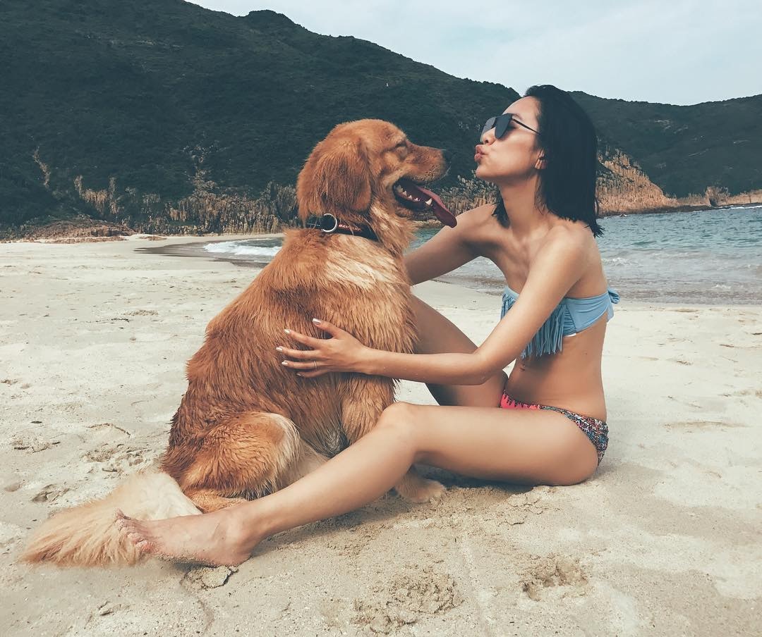 大曬人狗合照,果然是資深狗奴。(吳雨霏IG圖片) 大曬人狗合照,果然是資深狗奴。(吳雨霏IG圖片)