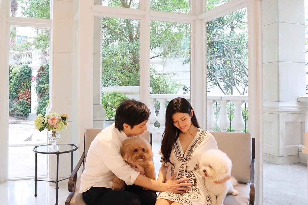 張美妮在懷孕時,狗狗一直陪在身旁。(張美妮IG圖片) 張美妮在懷孕時,狗狗一直陪在身旁。(張美妮IG圖片)