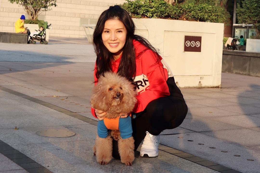 她們一人一狗已經相伴10年。(張美妮IG圖片) 她們一人一狗已經相伴10年。(張美妮IG圖片)