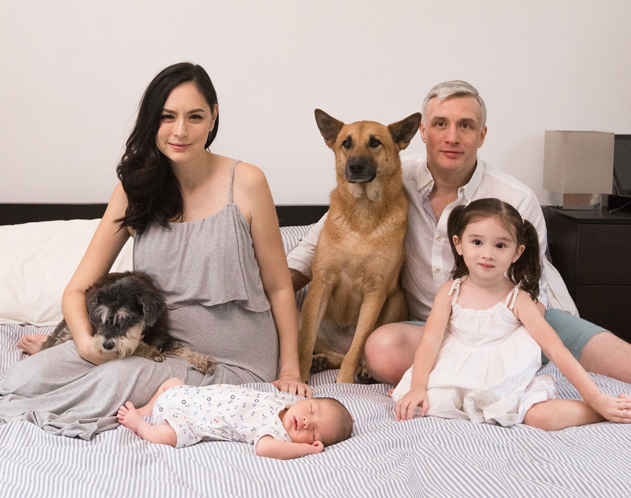 名模Ana R.及其丈夫、長女Maya、幼子Ryan、史納莎犬Angel和唐狗Lily的全家福。(Instagram圖片:ana_r) 名模Ana R.及其丈夫、長女Maya、幼子Ryan、史納莎犬Angel和唐狗Lily的全家福。(Instagram圖片:ana_r)