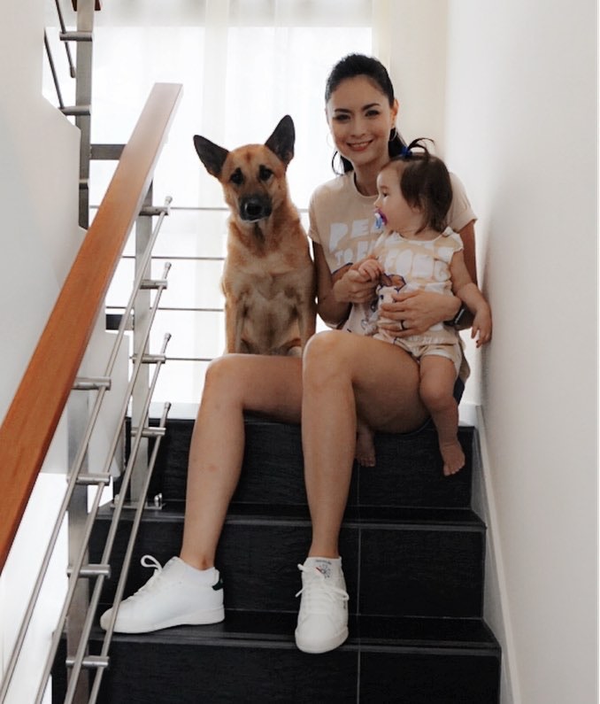 Ana R.非常鼓勵孩子跟狗狗一起相處。(Instagram圖片:ana_r) Ana R.非常鼓勵孩子跟狗狗一起相處。(Instagram圖片:ana_r)