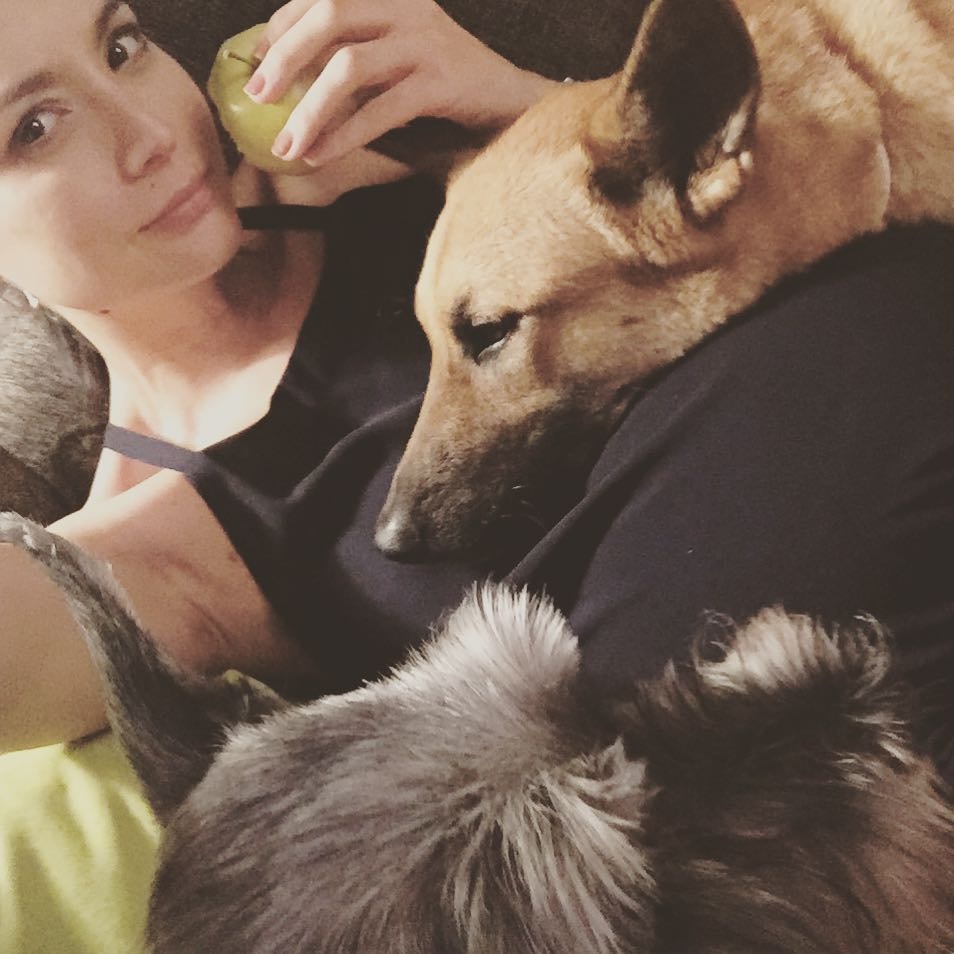 Ana R.是狗奴,習慣狗狗伴在身旁。(Instagram圖片:ana_r) Ana R.是狗奴,習慣狗狗伴在身旁。(Instagram圖片:ana_r)