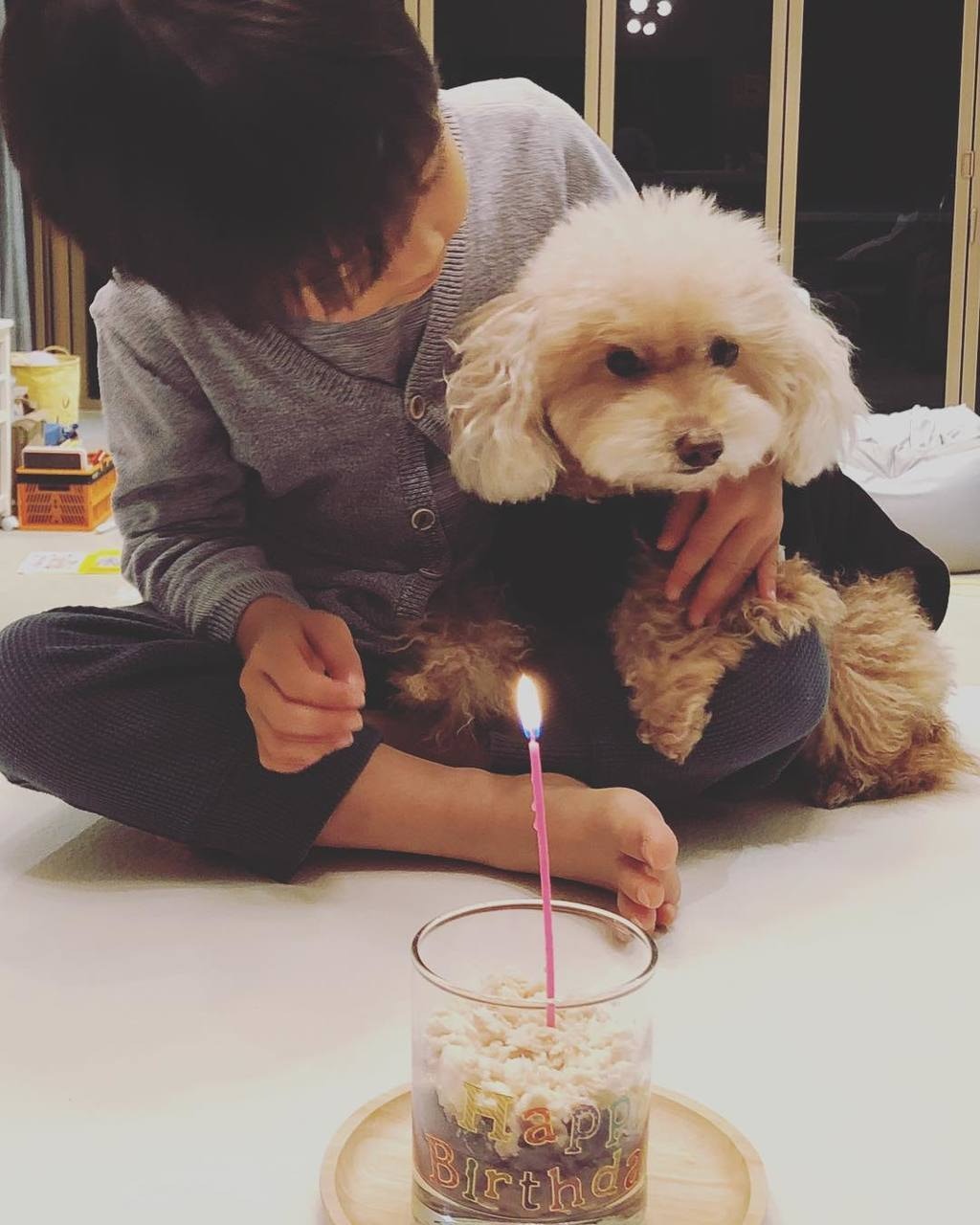 抱著狗狗度生日,兒子也視狗狗為親人。(少爺占IG圖片) 抱著狗狗度生日,兒子也視狗狗為親人。(少爺占IG圖片)