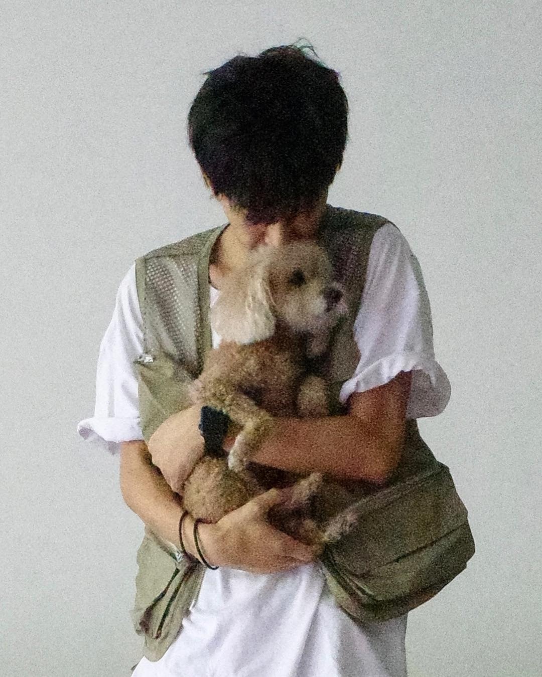 少爺占抱著狗狗,鍾愛之情不言而喻。(少爺占IG圖片) 少爺占抱著狗狗,鍾愛之情不言而喻。(少爺占IG圖片)