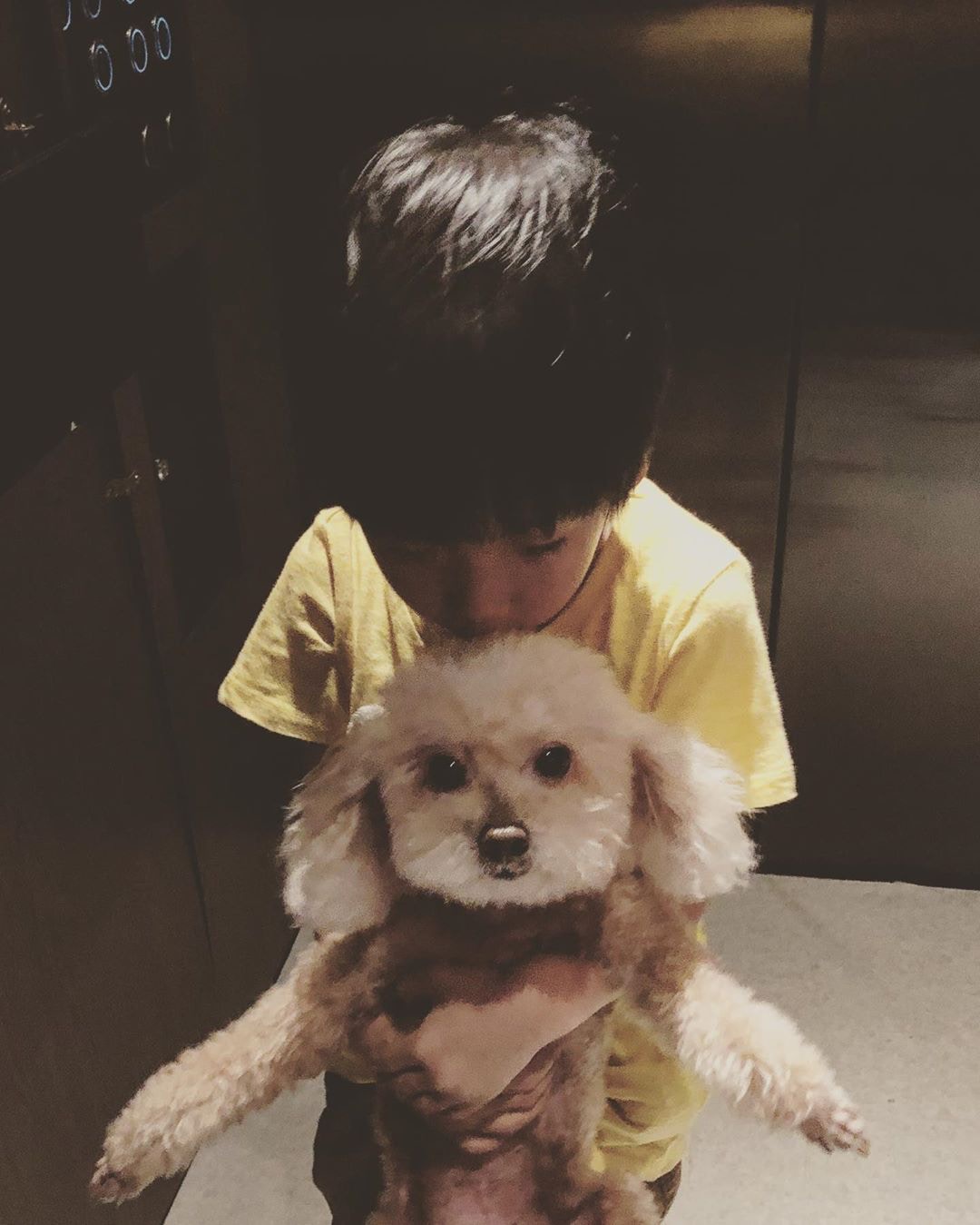 兒子也喜歡狗狗,摟著牠都不願放手。(少爺占IG圖片) 兒子也喜歡狗狗,摟著牠都不願放手。(少爺占IG圖片)