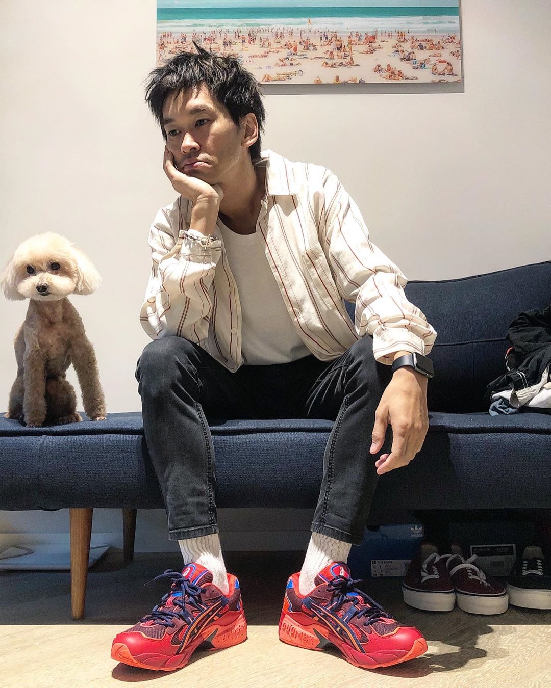 心情不佳時,也有狗狗相伴。(少爺占IG圖片) 心情不佳時,也有狗狗相伴。(少爺占IG圖片)