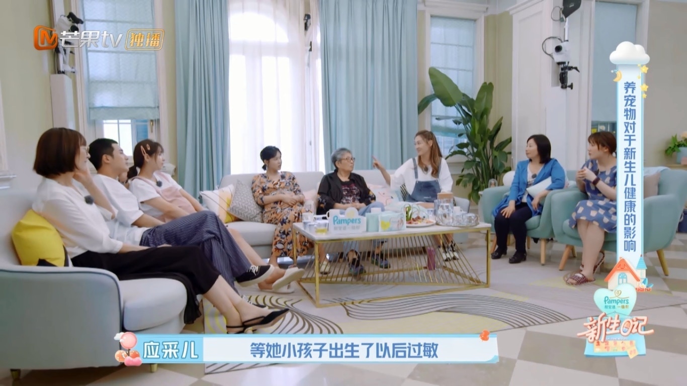 「等小孩子出生了以後過敏,呼吸困難她就知道了,絕對送走,貓的毛比狗的毛細,貓的毛很容易引起氣喘、鼻炎,而且小朋友沒有鼻毛,等小孩子不舒服,她會哭著把牠送走。」這言論令網民大為反感,直斥無知。(內地真人騷《新生日記》截圖) 「等小孩子出生了以後過敏,呼吸困難她就知道了,絕對送走,貓的毛比狗的毛細,貓的毛很容易引起氣喘、鼻炎,而且小朋友沒有鼻毛,等小孩子不舒服,她會哭著把牠送走。」這言論令網民大為反感,直斥無知。(內地真人騷《新生日記》截圖)