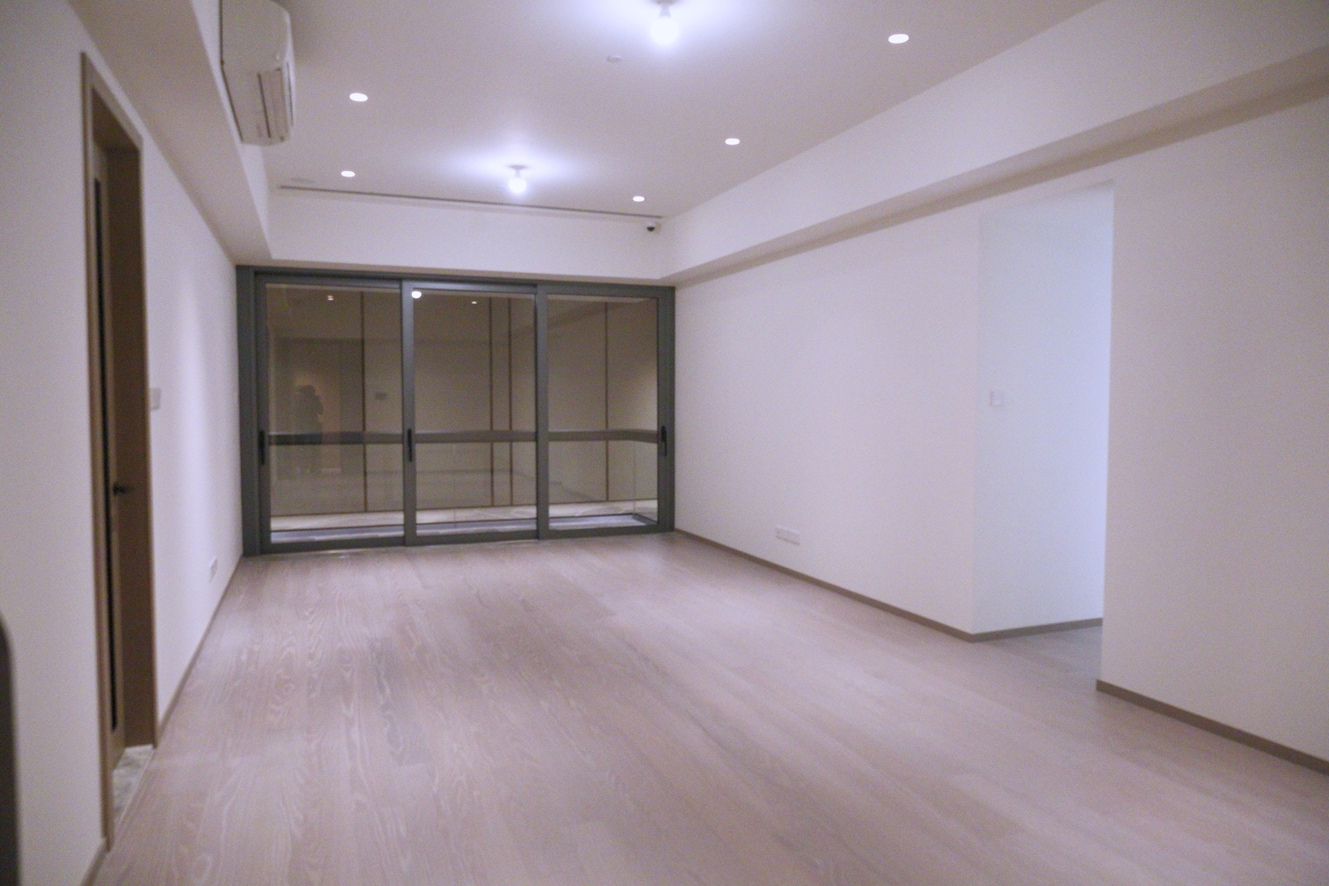 另一個交樓標準示位則參考7A座7樓B室搭建,屬三房一套間隔連儲物室,實用面積1,233方呎。(歐嘉樂攝) 另一個交樓標準示位則參考7A座7樓B室搭建,屬三房一套間隔連儲物室,實用面積1,233方呎。(歐嘉樂攝)