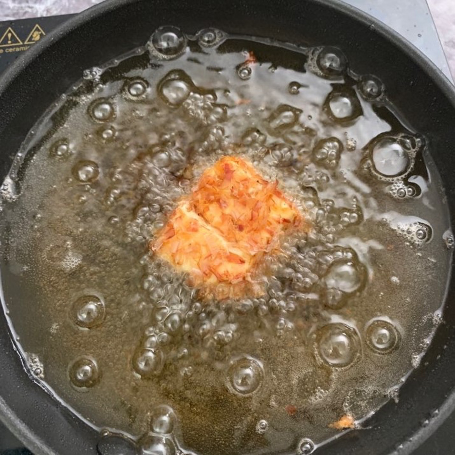 用柴魚片作炸粉,吃下時也別有一番風味。 用柴魚片作炸粉,吃下時也別有一番風味。