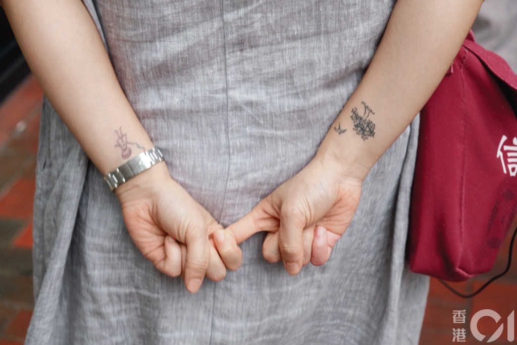 她的手腕背後紋上兩個圖案,一是牽着氣球的女孩,一是樹和飛鳥。(吳雅倩攝) 她的手腕背後紋上兩個圖案,一是牽着氣球的女孩,一是樹和飛鳥。(吳雅倩攝)