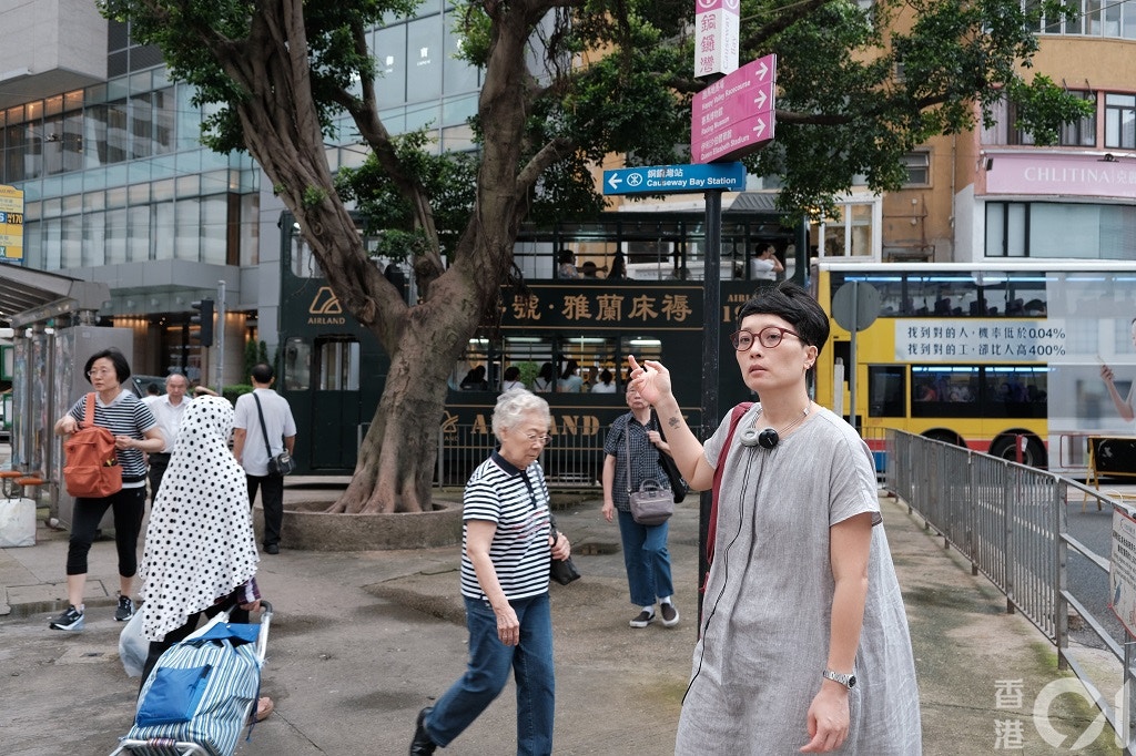 張婉雯在香港理工大學當了二十年語文導師,相較於同齡人,她和年輕人走得較近,也較理解他們的想法。(吳雅倩攝) 張婉雯在香港理工大學當了二十年語文導師,相較於同齡人,她和年輕人走得較近,也較理解他們的想法。(吳雅倩攝)
