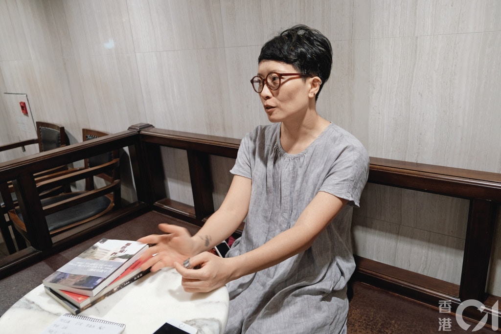 在張婉雯看來,不管是參與社運或寫作,對自己真誠都是最重要的。(吳雅倩攝) 在張婉雯看來,不管是參與社運或寫作,對自己真誠都是最重要的。(吳雅倩攝)