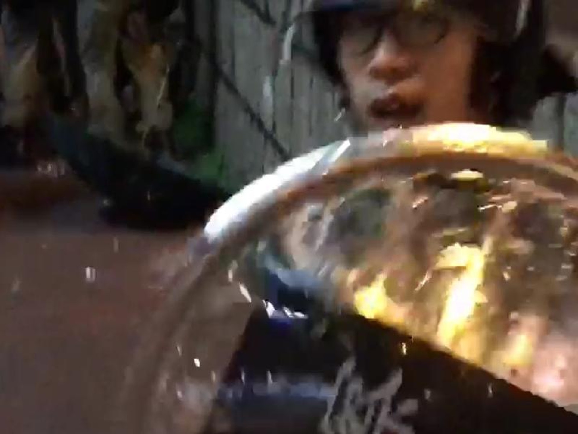 商台記者7月14日晚採訪期間受警員阻撓,有警員曾以盾牌試圖阻礙記者拍攝。(商台新聞提供圖片 / 商台記者陳皓為攝) 商台記者7月14日晚採訪期間受警員阻撓,有警員曾以盾牌試圖阻礙記者拍攝。(商台新聞提供圖片 / 商台記者陳皓為攝)