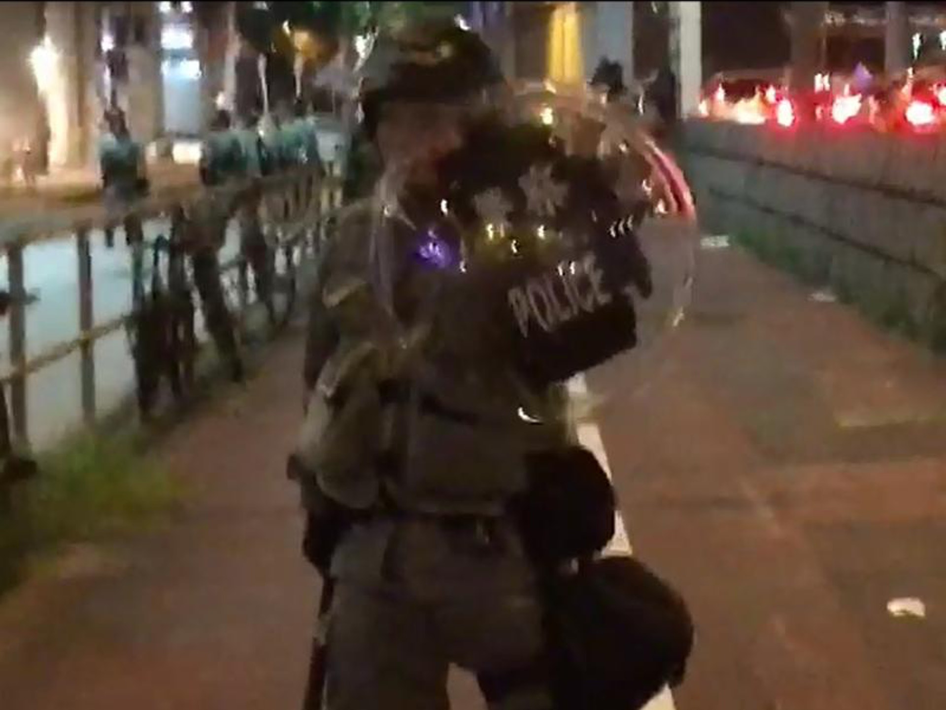 商台記者7月14日晚採訪期間受警員阻撓,有警員曾以盾牌試圖阻礙記者拍攝。(商台新聞提供圖片 / 商台記者陳皓為攝) 商台記者7月14日晚採訪期間受警員阻撓,有警員曾以盾牌試圖阻礙記者拍攝。(商台新聞提供圖片 / 商台記者陳皓為攝)