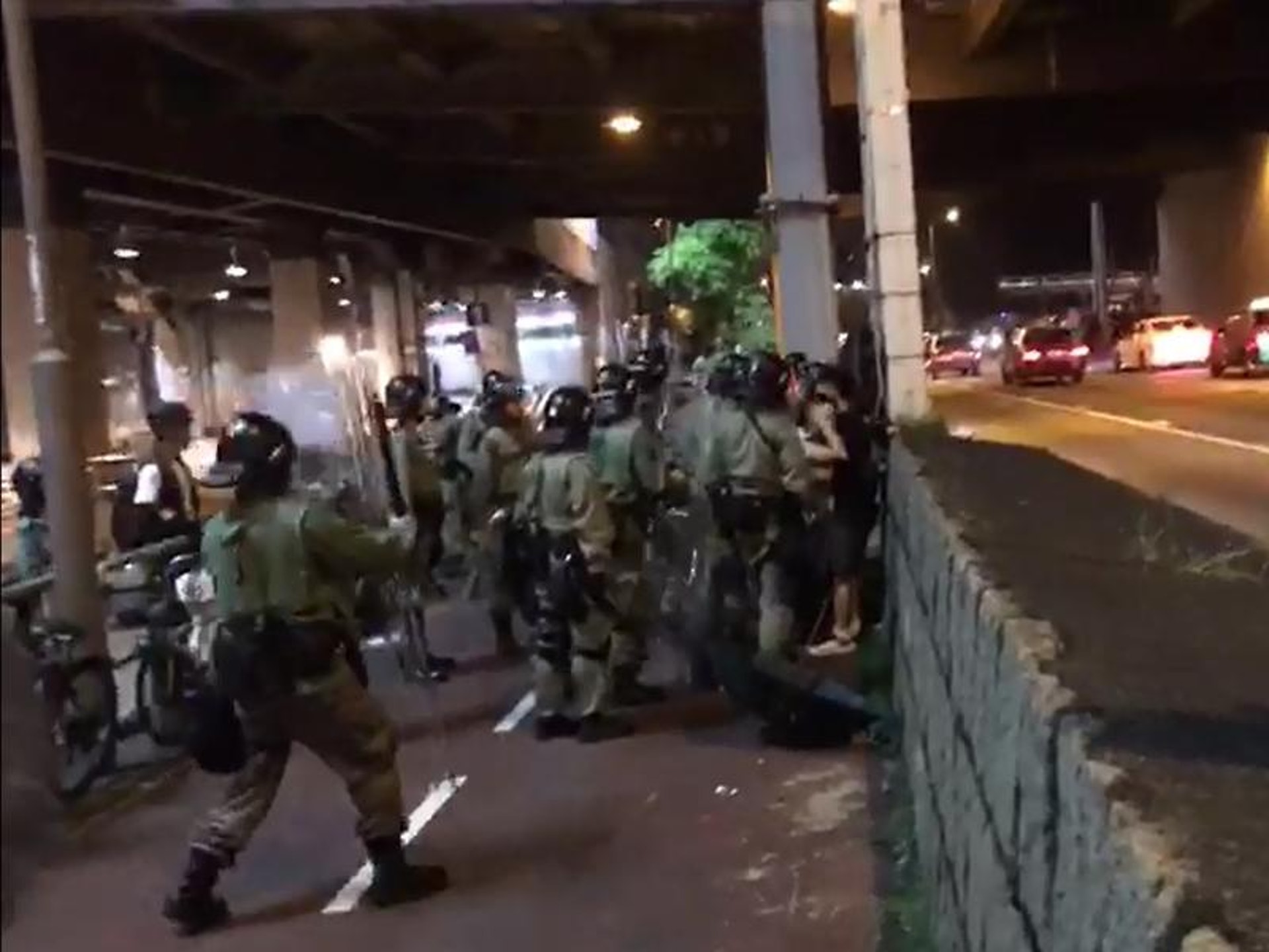 商台記者7月14日晚採訪期間受警員阻撓,當晚有示威者懷疑被警方趕出高速公路。(商台新聞提供圖片 / 商台記者陳皓為攝) 商台記者7月14日晚採訪期間受警員阻撓,當晚有示威者懷疑被警方趕出高速公路。(商台新聞提供圖片 / 商台記者陳皓為攝)