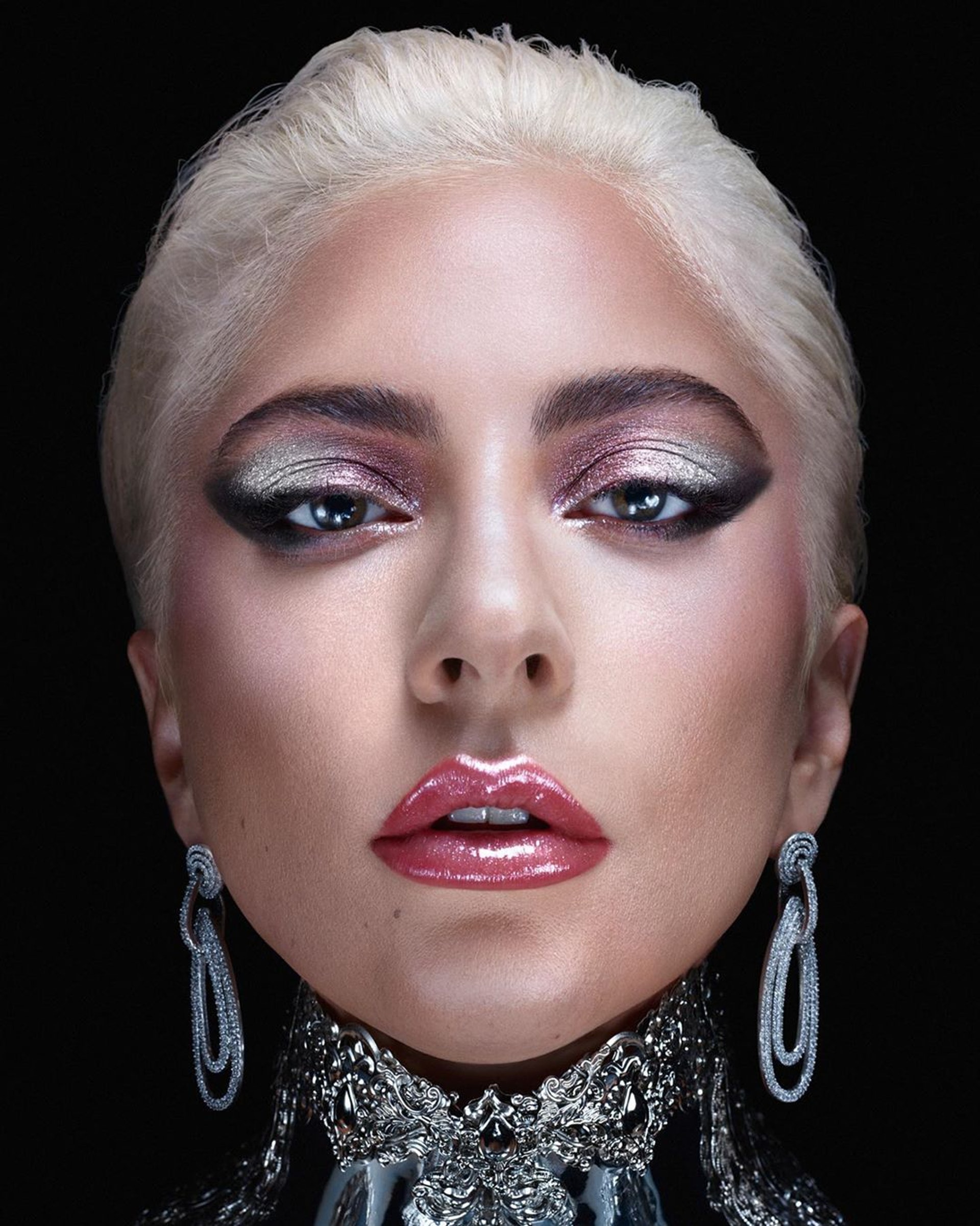 「化妝是一種能使自己變得更強大的方法。」(IG_ladygaga) 「化妝是一種能使自己變得更強大的方法。」(IG_ladygaga)