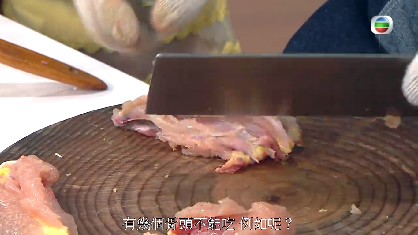 他指有雞有幾個部分的骨頭,不宜給狗食用。(節目截圖) 他指有雞有幾個部分的骨頭,不宜給狗食用。(節目截圖)