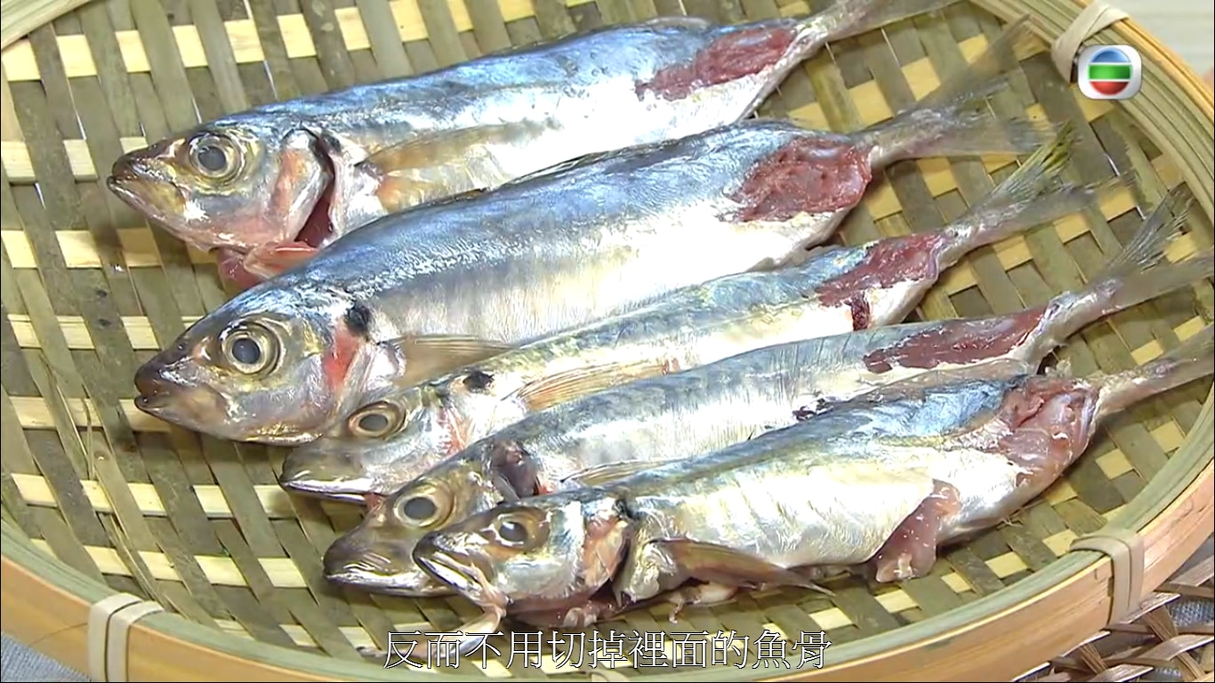 而裡面的大骨則無需先處理。(節目截圖) 而裡面的大骨則無需先處理。(節目截圖)