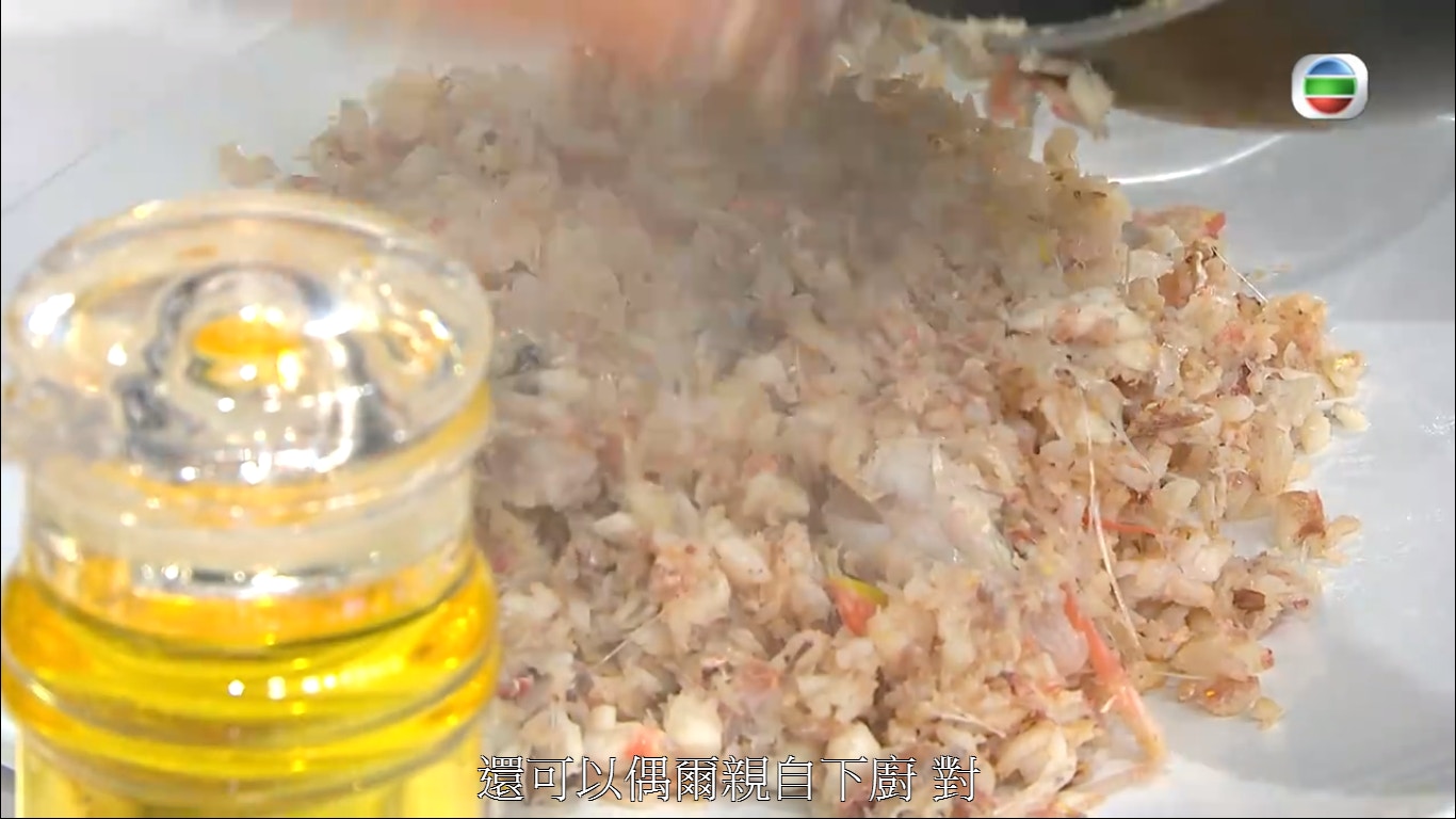 可以看到半成品滿布魚骨。(節目截圖) 可以看到半成品滿布魚骨。(節目截圖)