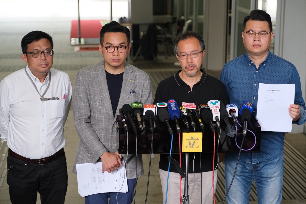 工黨張超雄(右二)早上(18日)表示,會提出私人草案將台灣納入現有的引渡條例內,並以單次引渡方式,將逃犯單向由香港引渡至台灣;而他晚上即表示考慮到民間提出的質疑,為免令反送中運動失焦及造成爭議,決定撤回私人草案。(盧翊銘攝) 工黨張超雄(右二)早上(18日)表示,會提出私人草案將台灣納入現有的引渡條例內,並以單次引渡方式,將逃犯單向由香港引渡至台灣;而他晚上即表示考慮到民間提出的質疑,為免令反送中運動失焦及造成爭議,決定撤回私人草案。(盧翊銘攝)