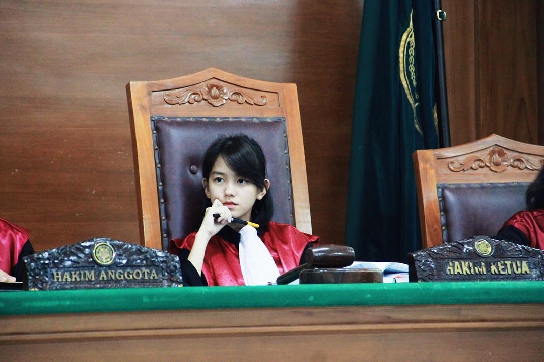 印尼法律系女生好靚嘅官威！　網民：看到這種法官我全都招認