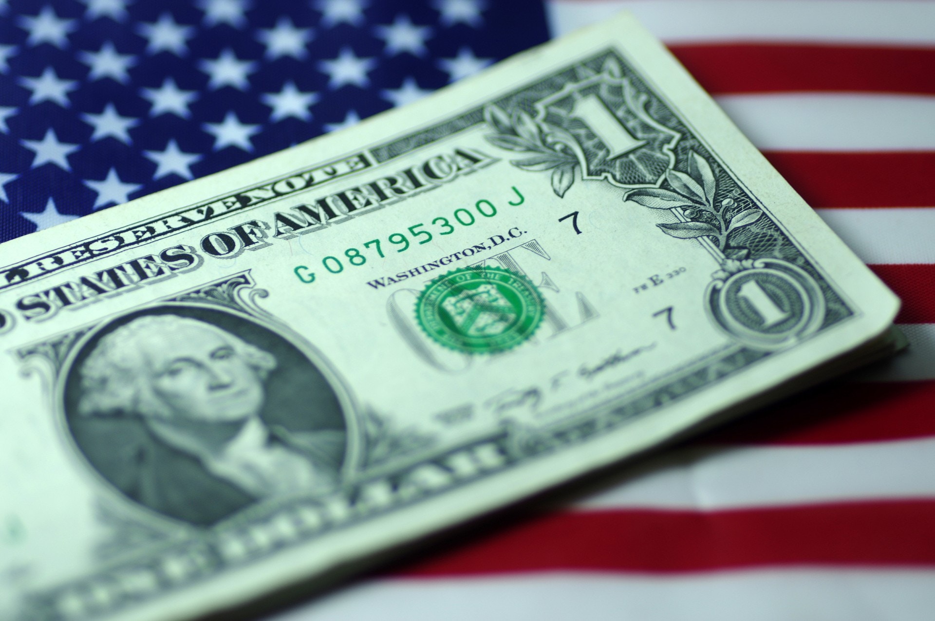 美財長﹕目前無意改變美元政策美元兌歐元及英鎊上揚