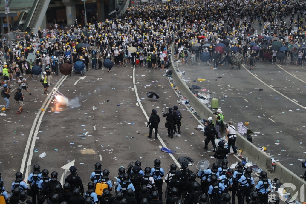 美國駐港澳領事館今（19日）發出示威警示，呼籲美國公民切勿前住銅鑼灣、灣仔、金鐘一帶的示威範圍。（資料圖片/林若勤攝）