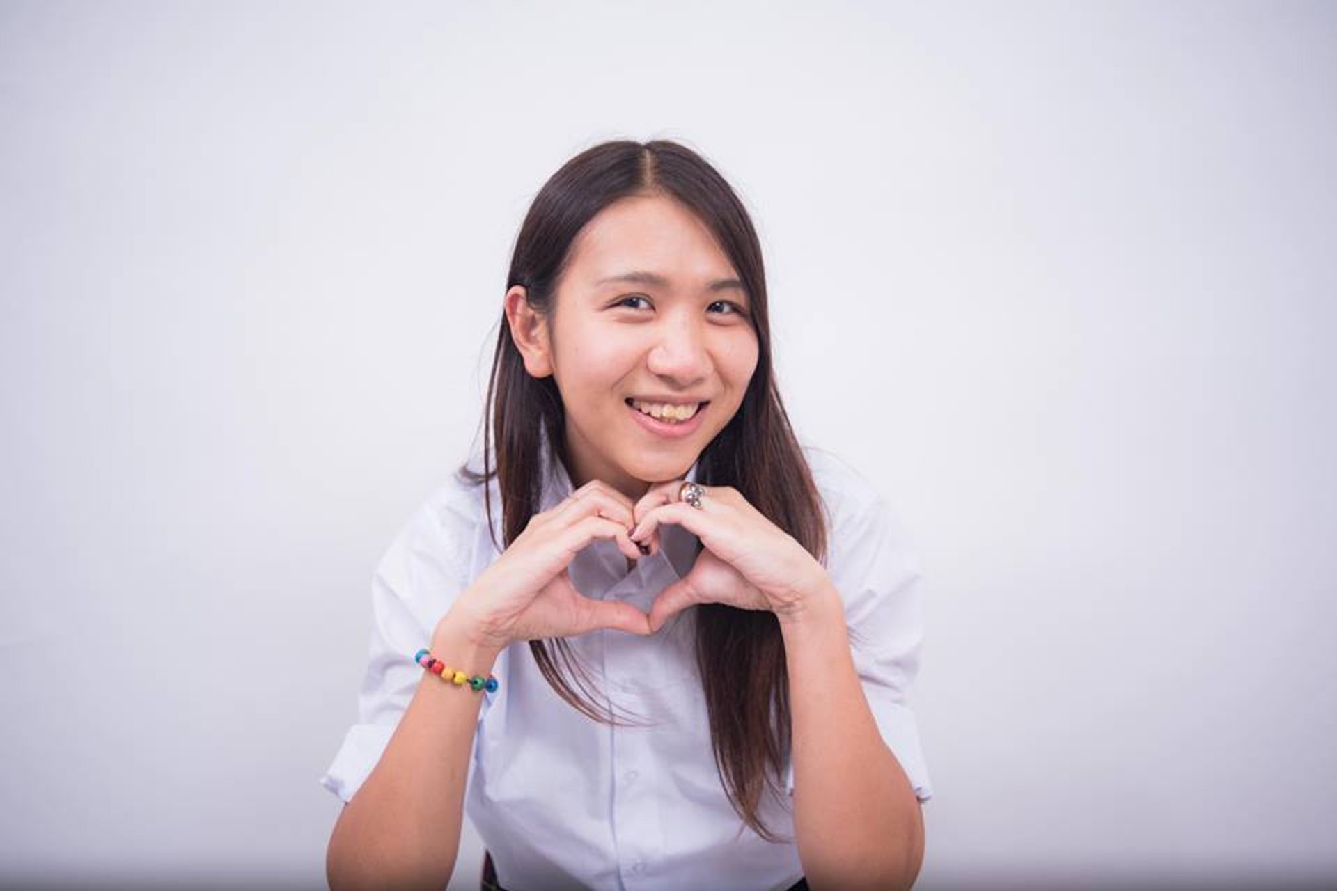 丁丁為人樂觀,喜歡擺出可愛的手勢。(受訪者提供) 丁丁為人樂觀,喜歡擺出可愛的手勢。(受訪者提供)